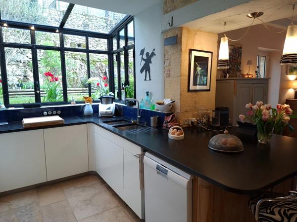 Maison en pierre au coeur d'un village LE BUGUE (24)