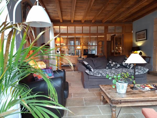 Maison en pierre au coeur d'un village LE BUGUE (24)