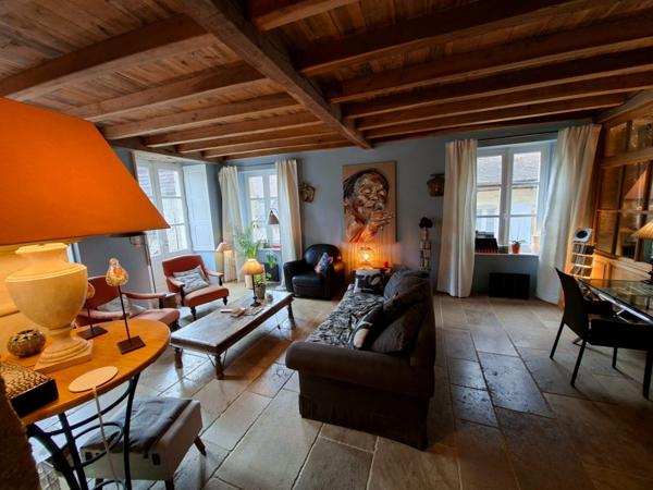 Maison en pierre au coeur d'un village LE BUGUE (24)