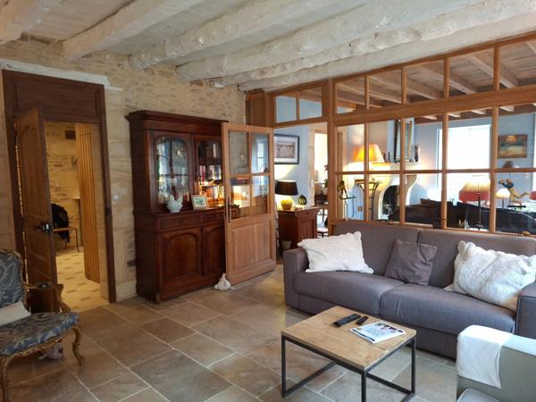 Maison en pierre au coeur d'un village LE BUGUE (24)