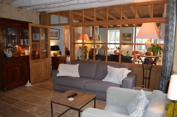 Maison en pierre au coeur d'un village LE BUGUE (24)