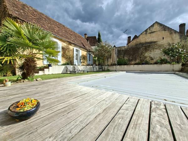 Maison en pierre au coeur d'un village LE BUGUE (24)