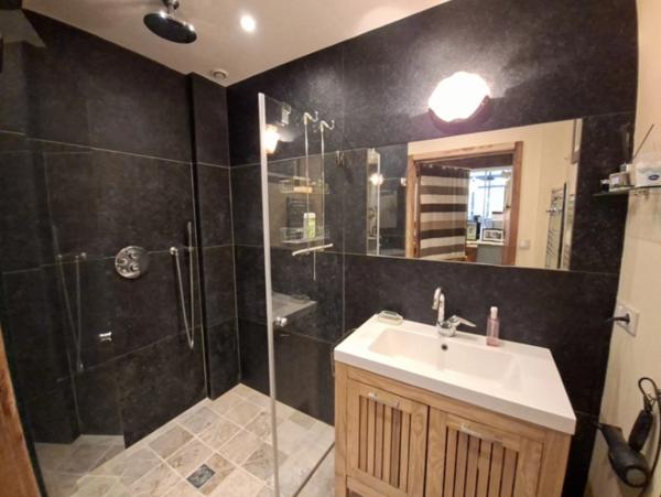 Maison en pierre au coeur d'un village LE BUGUE (24)