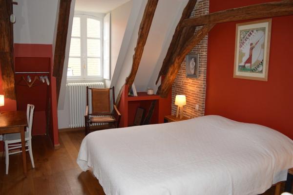 Maison en pierre au coeur d'un village LE BUGUE (24)