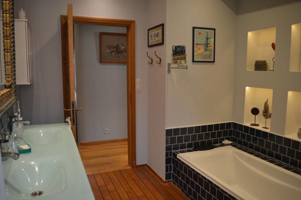 Maison en pierre au coeur d'un village LE BUGUE (24)