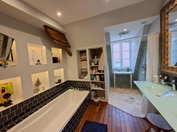 Maison en pierre au coeur d'un village LE BUGUE (24)