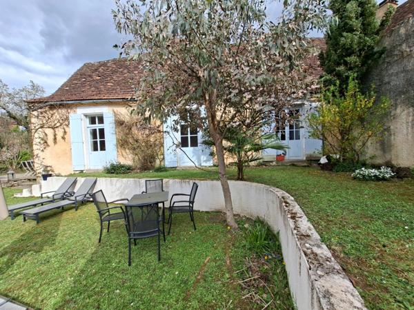 Maison en pierre au coeur d'un village LE BUGUE (24)