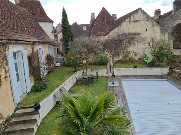 Maison en pierre au coeur d'un village LE BUGUE (24)