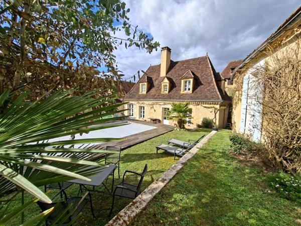 Maison en pierre au coeur d'un village LE BUGUE (24)