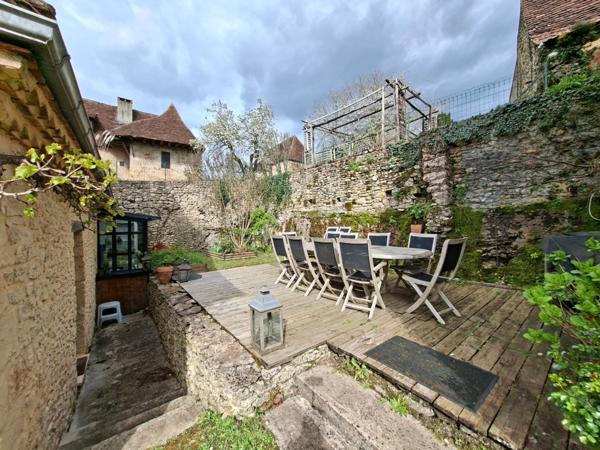 Maison en pierre au coeur d'un village LE BUGUE (24)