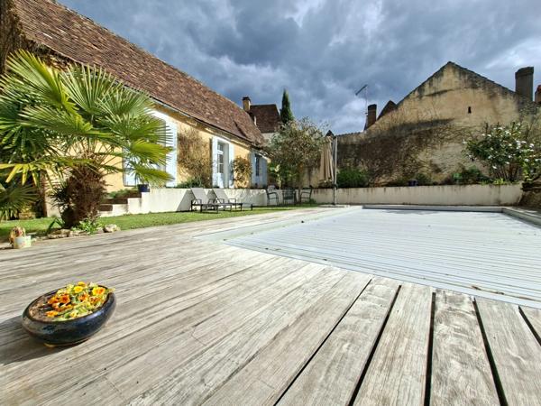 Maison en pierre au coeur d'un village LE BUGUE (24)