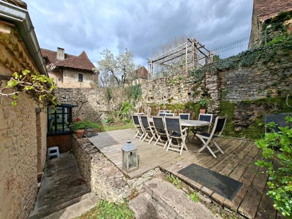 Maison en pierre au coeur d'un village LE BUGUE (24)