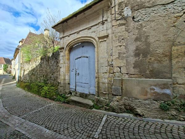Maison en pierre au coeur d'un village LE BUGUE (24)