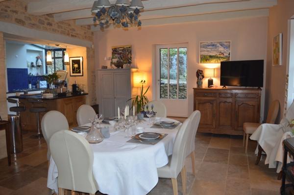 Maison en pierre au coeur d'un village LE BUGUE (24)