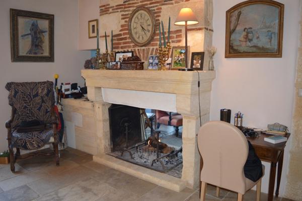 Maison en pierre au coeur d'un village LE BUGUE (24)