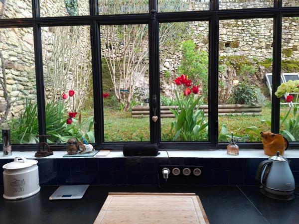 Maison en pierre au coeur d'un village LE BUGUE (24)