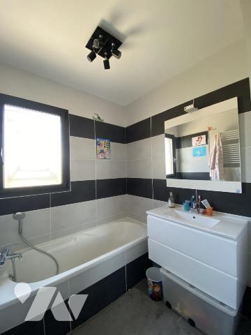  Dans un village avec commodités - UZES 5 km  Villa contemporaine Norme  BBC avec Piscine  