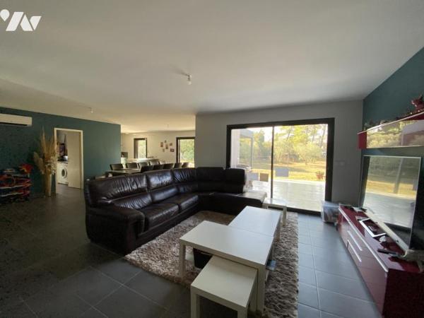  Dans un village avec commodités - UZES 5 km  Villa contemporaine Norme  BBC avec Piscine  