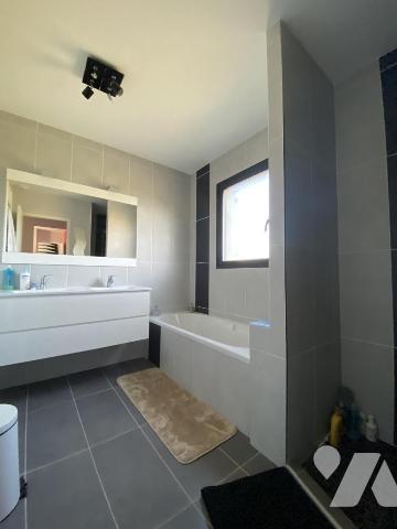  Dans un village avec commodités - UZES 5 km  Villa contemporaine Norme  BBC avec Piscine  