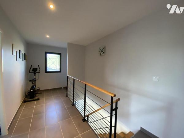  Dans un village avec commodités - UZES 5 km  Villa contemporaine Norme  BBC avec Piscine  