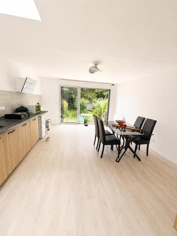 Maison de ville avec jardin en plein cœur de Crépy-en-Valois

Idéalement située en plein centre-ville de Crépy-en-Valois, à seulement quelques pas des commerces, écoles et commodités, venez découvrir cette charmante maison de ville alliant confort et praticité.

Entièrement rénové, le rez-de-chaussée se compose d’une entrée, d’un salon chaleureux et d’une agréable pièce de vie avec cuisine ouverte aménagée et équipée. Vous y trouverez également une salle d’eau moderne ainsi qu’un WC indépendant.

Un véritable atout : le rez-de-chaussée permet une vie de plain-pied, particulièrement appréciée au quotidien.

À l’étage, un palier dessert deux belles chambres lumineuses.

Au second niveau, vous découvrirez une troisième chambre ainsi qu’un spacieux palier pouvant parfaitement accueillir un espace bureau pour le télétravail, une salle de jeux ou un coin lecture.

Une cave  vient compléter ce bien.

À l’extérieur, vous profiterez d’un agréable jardin clos, soigneusement entretenu et fleuri, d’une superficie totale de 229 m², idéal pour partager des moments en famille ou entre amis.

Les plus :

* Emplacement privilégié en centre-ville
* Commerces accessibles 
* Vivable de plain-pied possible
* 3 chambres
* Espace bureau/télétravail
* Cave
* Jardin arboré et fleuri de 229 m²

Une maison pleine de charme, idéale pour une famille, un jeune couple ou toute personne souhaitant profiter de la vie en centre-ville tout en bénéficiant d’un agréable extérieur.
A venir visiter sans tarder
