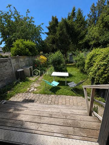 Maison de ville avec jardin en plein cœur de Crépy-en-Valois

Idéalement située en plein centre-ville de Crépy-en-Valois, à seulement quelques pas des commerces, écoles et commodités, venez découvrir cette charmante maison de ville alliant confort et praticité.

Entièrement rénové, le rez-de-chaussée se compose d’une entrée, d’un salon chaleureux et d’une agréable pièce de vie avec cuisine ouverte aménagée et équipée. Vous y trouverez également une salle d’eau moderne ainsi qu’un WC indépendant.

Un véritable atout : le rez-de-chaussée permet une vie de plain-pied, particulièrement appréciée au quotidien.

À l’étage, un palier dessert deux belles chambres lumineuses.

Au second niveau, vous découvrirez une troisième chambre ainsi qu’un spacieux palier pouvant parfaitement accueillir un espace bureau pour le télétravail, une salle de jeux ou un coin lecture.

Une cave  vient compléter ce bien.

À l’extérieur, vous profiterez d’un agréable jardin clos, soigneusement entretenu et fleuri, d’une superficie totale de 229 m², idéal pour partager des moments en famille ou entre amis.

Les plus :

* Emplacement privilégié en centre-ville
* Commerces accessibles 
* Vivable de plain-pied possible
* 3 chambres
* Espace bureau/télétravail
* Cave
* Jardin arboré et fleuri de 229 m²

Une maison pleine de charme, idéale pour une famille, un jeune couple ou toute personne souhaitant profiter de la vie en centre-ville tout en bénéficiant d’un agréable extérieur.
A venir visiter sans tarder