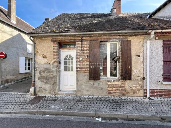 Idéalement située au coeur du village de Bleneau, à deux pas des commerces, du marché et des commodités, venez découvrir cette charmante petite maison de ville qui saura vous séduire par son potentiel.  Que ce soit pour y créer votre petit nid douillet, pour se lancer dans l'investissement locatif à l'année ou saisonnier cette maison vous offre tous les atouts nécessaires à la réussite de votre projet.  Comme vous pouvez le constater sur les photographies des travaux seront nécessaires, néanmoins le gros œuvre ainsi que la toiture sont en bon état.  Les fenêtres en double vitrage ont également été changé.  La maison est composée d'une entrée sur le séjour, une pièce pouvant faire office de cuisine se situe juste derrière. Vous trouverez ensuite la salle d'eau, les wc ainsi qu'un espace pouvant servir de buanderie. A l'étage, se trouve une pièce faisant office de chambre ainsi qu'un grenier. un jardinet d'agrément vient compléter cet ensemble.  Venir visiter, c'est constater que pour moins cher qu'une voiture neuve on peut devenir propriétaire et construire de beaux projets.