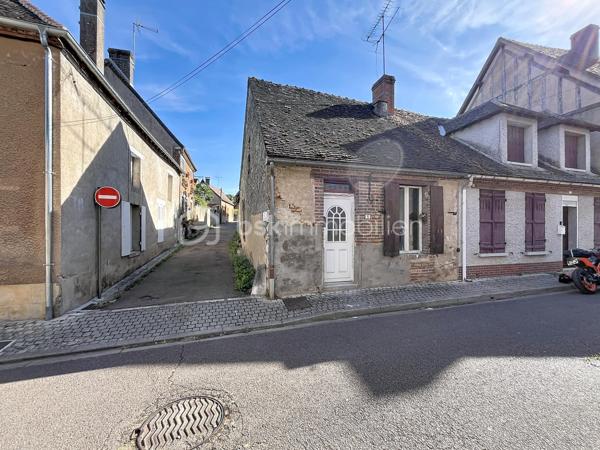 Idéalement située au coeur du village de Bleneau, à deux pas des commerces, du marché et des commodités, venez découvrir cette charmante petite maison de ville qui saura vous séduire par son potentiel.  Que ce soit pour y créer votre petit nid douillet, pour se lancer dans l'investissement locatif à l'année ou saisonnier cette maison vous offre tous les atouts nécessaires à la réussite de votre projet.  Comme vous pouvez le constater sur les photographies des travaux seront nécessaires, néanmoins le gros œuvre ainsi que la toiture sont en bon état.  Les fenêtres en double vitrage ont également été changé.  La maison est composée d'une entrée sur le séjour, une pièce pouvant faire office de cuisine se situe juste derrière. Vous trouverez ensuite la salle d'eau, les wc ainsi qu'un espace pouvant servir de buanderie. A l'étage, se trouve une pièce faisant office de chambre ainsi qu'un grenier. un jardinet d'agrément vient compléter cet ensemble.  Venir visiter, c'est constater que pour moins cher qu'une voiture neuve on peut devenir propriétaire et construire de beaux projets.