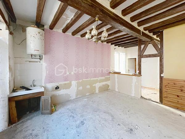 Idéalement située au coeur du village de Bleneau, à deux pas des commerces, du marché et des commodités, venez découvrir cette charmante petite maison de ville qui saura vous séduire par son potentiel.  Que ce soit pour y créer votre petit nid douillet, pour se lancer dans l'investissement locatif à l'année ou saisonnier cette maison vous offre tous les atouts nécessaires à la réussite de votre projet.  Comme vous pouvez le constater sur les photographies des travaux seront nécessaires, néanmoins le gros œuvre ainsi que la toiture sont en bon état.  Les fenêtres en double vitrage ont également été changé.  La maison est composée d'une entrée sur le séjour, une pièce pouvant faire office de cuisine se situe juste derrière. Vous trouverez ensuite la salle d'eau, les wc ainsi qu'un espace pouvant servir de buanderie. A l'étage, se trouve une pièce faisant office de chambre ainsi qu'un grenier. un jardinet d'agrément vient compléter cet ensemble.  Venir visiter, c'est constater que pour moins cher qu'une voiture neuve on peut devenir propriétaire et construire de beaux projets.
