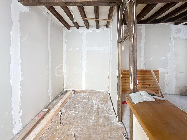 Idéalement située au coeur du village de Bleneau, à deux pas des commerces, du marché et des commodités, venez découvrir cette charmante petite maison de ville qui saura vous séduire par son potentiel.  Que ce soit pour y créer votre petit nid douillet, pour se lancer dans l'investissement locatif à l'année ou saisonnier cette maison vous offre tous les atouts nécessaires à la réussite de votre projet.  Comme vous pouvez le constater sur les photographies des travaux seront nécessaires, néanmoins le gros œuvre ainsi que la toiture sont en bon état.  Les fenêtres en double vitrage ont également été changé.  La maison est composée d'une entrée sur le séjour, une pièce pouvant faire office de cuisine se situe juste derrière. Vous trouverez ensuite la salle d'eau, les wc ainsi qu'un espace pouvant servir de buanderie. A l'étage, se trouve une pièce faisant office de chambre ainsi qu'un grenier. un jardinet d'agrément vient compléter cet ensemble.  Venir visiter, c'est constater que pour moins cher qu'une voiture neuve on peut devenir propriétaire et construire de beaux projets.