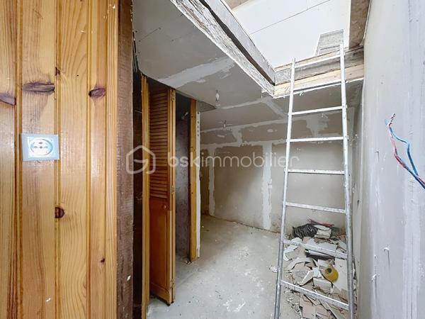 Idéalement située au coeur du village de Bleneau, à deux pas des commerces, du marché et des commodités, venez découvrir cette charmante petite maison de ville qui saura vous séduire par son potentiel.  Que ce soit pour y créer votre petit nid douillet, pour se lancer dans l'investissement locatif à l'année ou saisonnier cette maison vous offre tous les atouts nécessaires à la réussite de votre projet.  Comme vous pouvez le constater sur les photographies des travaux seront nécessaires, néanmoins le gros œuvre ainsi que la toiture sont en bon état.  Les fenêtres en double vitrage ont également été changé.  La maison est composée d'une entrée sur le séjour, une pièce pouvant faire office de cuisine se situe juste derrière. Vous trouverez ensuite la salle d'eau, les wc ainsi qu'un espace pouvant servir de buanderie. A l'étage, se trouve une pièce faisant office de chambre ainsi qu'un grenier. un jardinet d'agrément vient compléter cet ensemble.  Venir visiter, c'est constater que pour moins cher qu'une voiture neuve on peut devenir propriétaire et construire de beaux projets.
