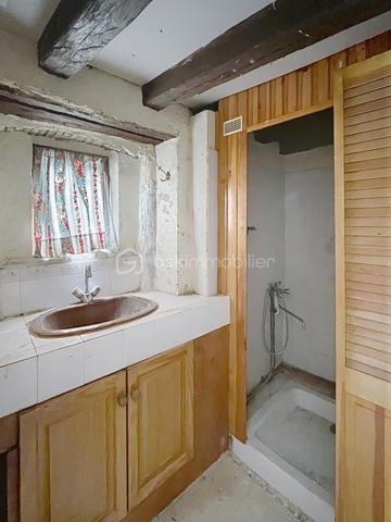 Idéalement située au coeur du village de Bleneau, à deux pas des commerces, du marché et des commodités, venez découvrir cette charmante petite maison de ville qui saura vous séduire par son potentiel.  Que ce soit pour y créer votre petit nid douillet, pour se lancer dans l'investissement locatif à l'année ou saisonnier cette maison vous offre tous les atouts nécessaires à la réussite de votre projet.  Comme vous pouvez le constater sur les photographies des travaux seront nécessaires, néanmoins le gros œuvre ainsi que la toiture sont en bon état.  Les fenêtres en double vitrage ont également été changé.  La maison est composée d'une entrée sur le séjour, une pièce pouvant faire office de cuisine se situe juste derrière. Vous trouverez ensuite la salle d'eau, les wc ainsi qu'un espace pouvant servir de buanderie. A l'étage, se trouve une pièce faisant office de chambre ainsi qu'un grenier. un jardinet d'agrément vient compléter cet ensemble.  Venir visiter, c'est constater que pour moins cher qu'une voiture neuve on peut devenir propriétaire et construire de beaux projets.
