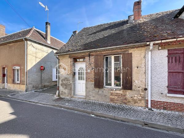 Idéalement située au coeur du village de Bleneau, à deux pas des commerces, du marché et des commodités, venez découvrir cette charmante petite maison de ville qui saura vous séduire par son potentiel.  Que ce soit pour y créer votre petit nid douillet, pour se lancer dans l'investissement locatif à l'année ou saisonnier cette maison vous offre tous les atouts nécessaires à la réussite de votre projet.  Comme vous pouvez le constater sur les photographies des travaux seront nécessaires, néanmoins le gros œuvre ainsi que la toiture sont en bon état.  Les fenêtres en double vitrage ont également été changé.  La maison est composée d'une entrée sur le séjour, une pièce pouvant faire office de cuisine se situe juste derrière. Vous trouverez ensuite la salle d'eau, les wc ainsi qu'un espace pouvant servir de buanderie. A l'étage, se trouve une pièce faisant office de chambre ainsi qu'un grenier. un jardinet d'agrément vient compléter cet ensemble.  Venir visiter, c'est constater que pour moins cher qu'une voiture neuve on peut devenir propriétaire et construire de beaux projets.