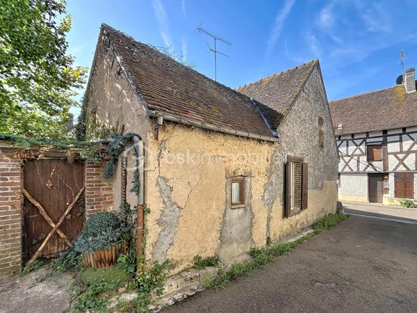 Idéalement située au coeur du village de Bleneau, à deux pas des commerces, du marché et des commodités, venez découvrir cette charmante petite maison de ville qui saura vous séduire par son potentiel.  Que ce soit pour y créer votre petit nid douillet, pour se lancer dans l'investissement locatif à l'année ou saisonnier cette maison vous offre tous les atouts nécessaires à la réussite de votre projet.  Comme vous pouvez le constater sur les photographies des travaux seront nécessaires, néanmoins le gros œuvre ainsi que la toiture sont en bon état.  Les fenêtres en double vitrage ont également été changé.  La maison est composée d'une entrée sur le séjour, une pièce pouvant faire office de cuisine se situe juste derrière. Vous trouverez ensuite la salle d'eau, les wc ainsi qu'un espace pouvant servir de buanderie. A l'étage, se trouve une pièce faisant office de chambre ainsi qu'un grenier. un jardinet d'agrément vient compléter cet ensemble.  Venir visiter, c'est constater que pour moins cher qu'une voiture neuve on peut devenir propriétaire et construire de beaux projets.