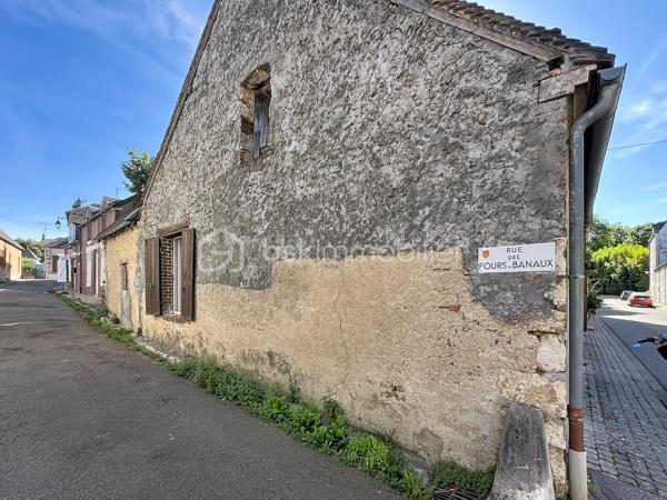 Idéalement située au coeur du village de Bleneau, à deux pas des commerces, du marché et des commodités, venez découvrir cette charmante petite maison de ville qui saura vous séduire par son potentiel.  Que ce soit pour y créer votre petit nid douillet, pour se lancer dans l'investissement locatif à l'année ou saisonnier cette maison vous offre tous les atouts nécessaires à la réussite de votre projet.  Comme vous pouvez le constater sur les photographies des travaux seront nécessaires, néanmoins le gros œuvre ainsi que la toiture sont en bon état.  Les fenêtres en double vitrage ont également été changé.  La maison est composée d'une entrée sur le séjour, une pièce pouvant faire office de cuisine se situe juste derrière. Vous trouverez ensuite la salle d'eau, les wc ainsi qu'un espace pouvant servir de buanderie. A l'étage, se trouve une pièce faisant office de chambre ainsi qu'un grenier. un jardinet d'agrément vient compléter cet ensemble.  Venir visiter, c'est constater que pour moins cher qu'une voiture neuve on peut devenir propriétaire et construire de beaux projets.