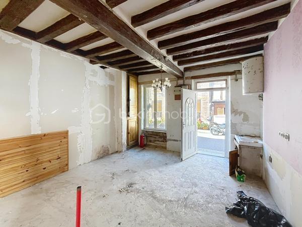 Idéalement située au coeur du village de Bleneau, à deux pas des commerces, du marché et des commodités, venez découvrir cette charmante petite maison de ville qui saura vous séduire par son potentiel.  Que ce soit pour y créer votre petit nid douillet, pour se lancer dans l'investissement locatif à l'année ou saisonnier cette maison vous offre tous les atouts nécessaires à la réussite de votre projet.  Comme vous pouvez le constater sur les photographies des travaux seront nécessaires, néanmoins le gros œuvre ainsi que la toiture sont en bon état.  Les fenêtres en double vitrage ont également été changé.  La maison est composée d'une entrée sur le séjour, une pièce pouvant faire office de cuisine se situe juste derrière. Vous trouverez ensuite la salle d'eau, les wc ainsi qu'un espace pouvant servir de buanderie. A l'étage, se trouve une pièce faisant office de chambre ainsi qu'un grenier. un jardinet d'agrément vient compléter cet ensemble.  Venir visiter, c'est constater que pour moins cher qu'une voiture neuve on peut devenir propriétaire et construire de beaux projets.
