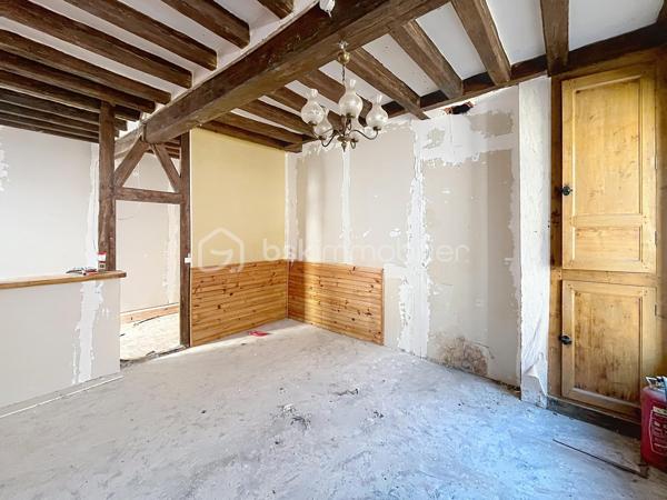 Idéalement située au coeur du village de Bleneau, à deux pas des commerces, du marché et des commodités, venez découvrir cette charmante petite maison de ville qui saura vous séduire par son potentiel.  Que ce soit pour y créer votre petit nid douillet, pour se lancer dans l'investissement locatif à l'année ou saisonnier cette maison vous offre tous les atouts nécessaires à la réussite de votre projet.  Comme vous pouvez le constater sur les photographies des travaux seront nécessaires, néanmoins le gros œuvre ainsi que la toiture sont en bon état.  Les fenêtres en double vitrage ont également été changé.  La maison est composée d'une entrée sur le séjour, une pièce pouvant faire office de cuisine se situe juste derrière. Vous trouverez ensuite la salle d'eau, les wc ainsi qu'un espace pouvant servir de buanderie. A l'étage, se trouve une pièce faisant office de chambre ainsi qu'un grenier. un jardinet d'agrément vient compléter cet ensemble.  Venir visiter, c'est constater que pour moins cher qu'une voiture neuve on peut devenir propriétaire et construire de beaux projets.