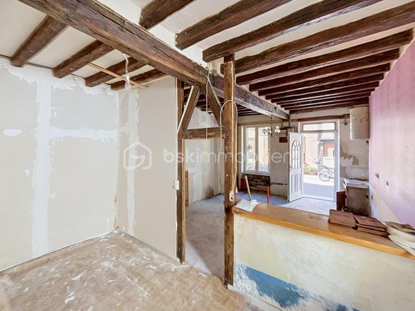Idéalement située au coeur du village de Bleneau, à deux pas des commerces, du marché et des commodités, venez découvrir cette charmante petite maison de ville qui saura vous séduire par son potentiel.  Que ce soit pour y créer votre petit nid douillet, pour se lancer dans l'investissement locatif à l'année ou saisonnier cette maison vous offre tous les atouts nécessaires à la réussite de votre projet.  Comme vous pouvez le constater sur les photographies des travaux seront nécessaires, néanmoins le gros œuvre ainsi que la toiture sont en bon état.  Les fenêtres en double vitrage ont également été changé.  La maison est composée d'une entrée sur le séjour, une pièce pouvant faire office de cuisine se situe juste derrière. Vous trouverez ensuite la salle d'eau, les wc ainsi qu'un espace pouvant servir de buanderie. A l'étage, se trouve une pièce faisant office de chambre ainsi qu'un grenier. un jardinet d'agrément vient compléter cet ensemble.  Venir visiter, c'est constater que pour moins cher qu'une voiture neuve on peut devenir propriétaire et construire de beaux projets.