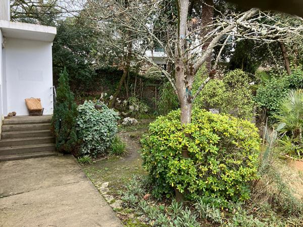 À vendre appartement spacieux de 4 pièces à Royan, près de la mer.