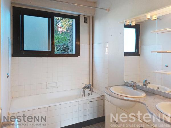 À vendre appartement spacieux de 4 pièces à Royan, près de la mer.