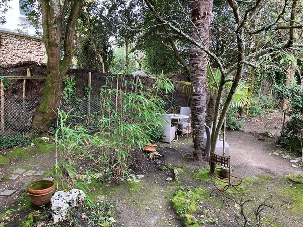 À vendre appartement spacieux de 4 pièces à Royan, près de la mer.