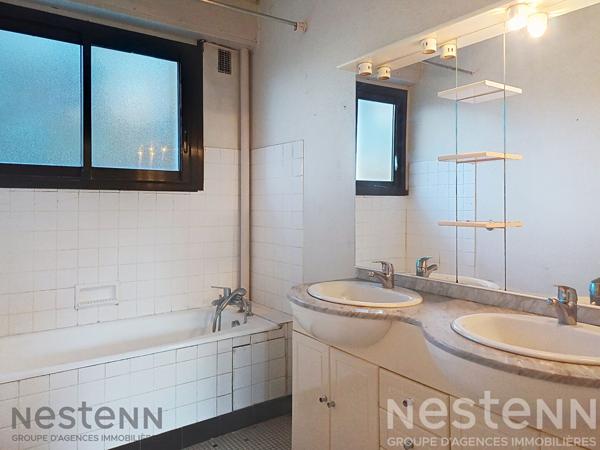 À vendre appartement spacieux de 4 pièces à Royan, près de la mer.