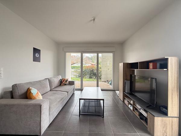 SAINT JEAN D'ILLAC CENTRE - Joli T2 en état neuf avec terrasse et parking