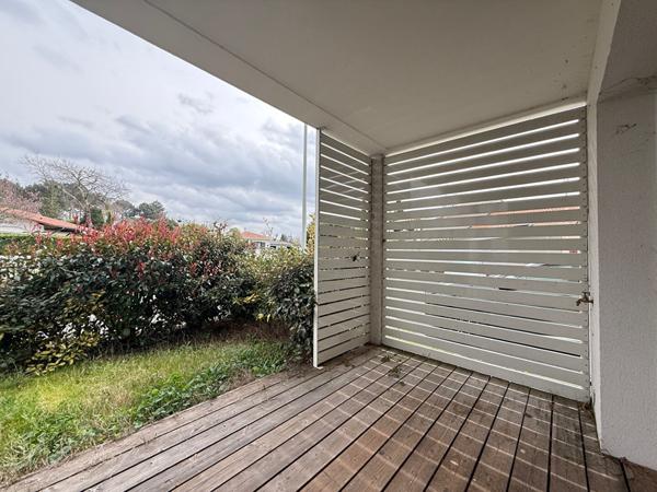 SAINT JEAN D'ILLAC CENTRE - Joli T2 en état neuf avec terrasse et parking