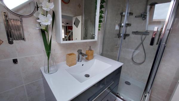 Proche gare - dernier étage - petite copropriété