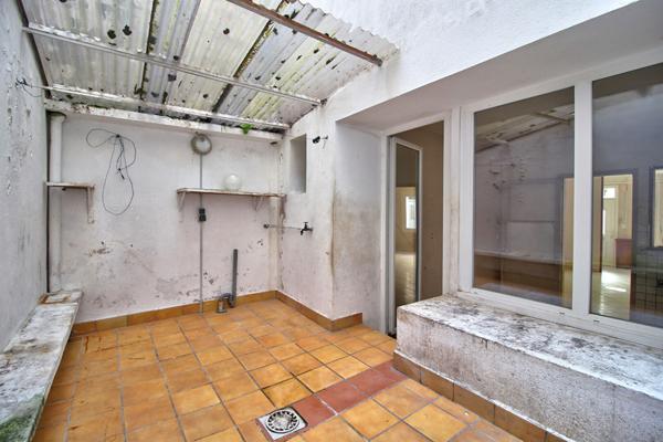 AGEN HYPER CENTRE - Maison de ville de 123m² dont 90m² habitables avec 3 chambres et une cour intérieure.