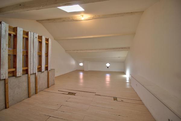 AGEN HYPER CENTRE - Maison de ville de 123m² dont 90m² habitables avec 3 chambres et une cour intérieure.