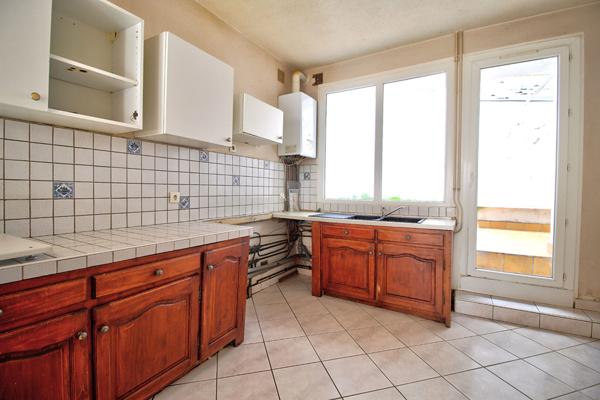 AGEN HYPER CENTRE - Maison de ville de 123m² dont 90m² habitables avec 3 chambres et une cour intérieure.