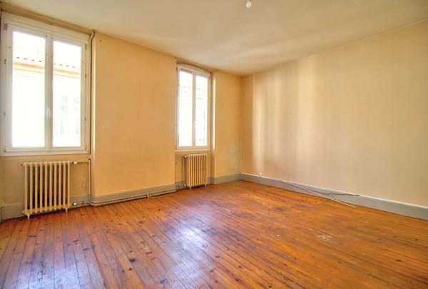 AGEN HYPER CENTRE - Maison de ville de 123m² dont 90m² habitables avec 3 chambres et une cour intérieure.