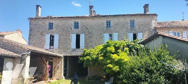 MAISON DE  CARACTERE  14 PIECES HYPER CENTRE